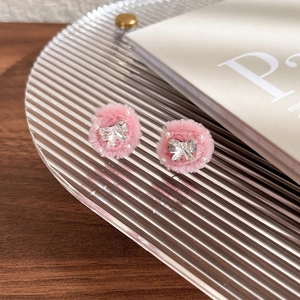Détail de boucles d'oreilles nœud en peluche rose avec strass et perles de style Y2K