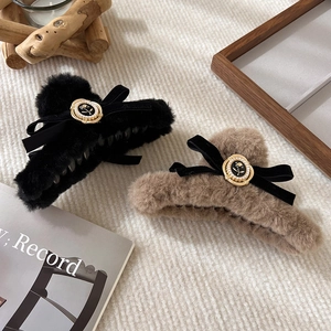 Plush claw clip with velvet bow, faux pearl and vintage rose detail in khaki and black