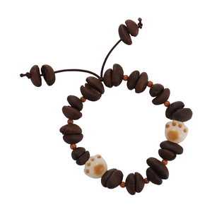 Bracelet tressé de grains de café avec breloques de pattes de chat pour femmes