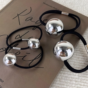Lot d'élastiques à cheveux noirs avec de grandes boules métalliques argentées polies