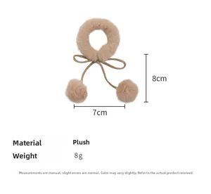 Dettaglio elastico per capelli con fiocco kaki e palline di peluche, 8x7cm