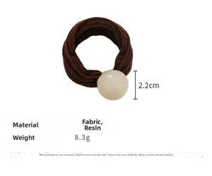 Détail d'élastique à cheveux avec perle en résine beige de 2,2 cm et tissu brun