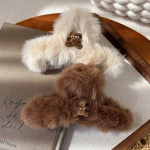Detail von Plüsch-Bären-Haarklammern in Beige und Braun mit Strassstein-Verzierung