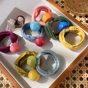 Élastiques à cheveux colorés sans couture avec grandes perles polies dans un plateau
