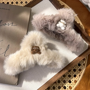 Details von Plüsch-Haarklammern in Creme und Mauve mit funkelnden Bären-Verzierungen