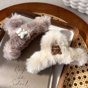 Detail von Plüschbär-Haarklammern in Rosa und Beige mit funkelnden Strasssteinen