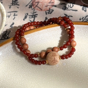 Bracelet double couche en agate et bois avec breloque Pingan sur plat céramique