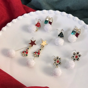 Set orecchini natalizi a perno con strass, fiocchi di neve e pompon di peluche bianchi