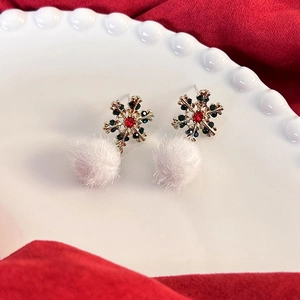 Orecchini a fiocco di neve con pompon di pelliccia bianca e strass colorati