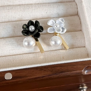 Vintage Elegant Asymmetric Black White Gardenia Floral Drop Earrings Faux Artificial Pearl Gold Plated Alloy Jewelry For Women Party Wedding Gift