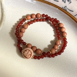 Vue détaillée du bracelet en perles d'agate double couche avec perle en bois gravée Fu