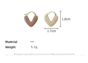 Détails de boucles d'oreilles cœur asymétriques plaquées or avec émail brun et zircon