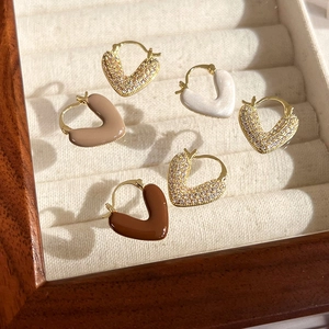 Boucles d'oreilles cœur dorées avec zircon scintillant et détails en émail coloré
