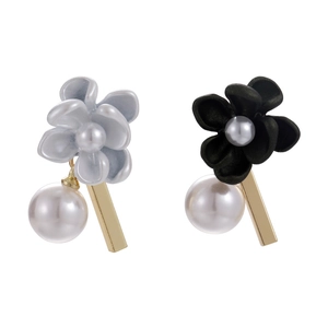 Asymmetric gardenia pearl drop earrings in black and white with gold finish
