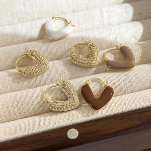 Lot de 5 boucles d'oreilles cœur plaquées or avec zircone et émail coloré