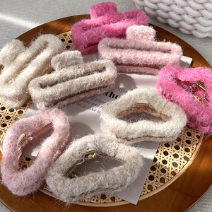 Süßes Plüsch Haarklammer Set in Rosa und Creme mit flauschiger Textur auf Tablett