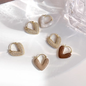 Détail de créoles en V plaquées or avec pavé de zircons et émail coloré élégant