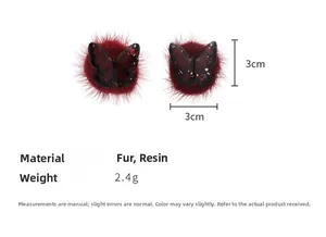 Vue détaillée des boucles d'oreilles papillon en résine et pompon bordeaux avec taille