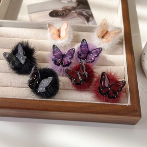 Boucles d'oreilles papillon en résine avec pompons en fausse fourrure et feuille d'or