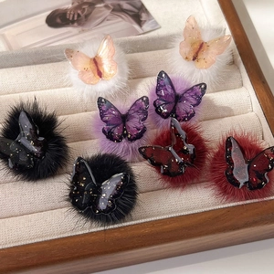 Boucles d'oreilles papillon en résine avec pompons en peluche en plusieurs couleurs