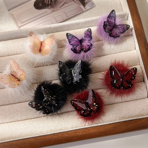 Boucles d'oreilles papillon en résine avec pompons en peluche de plusieurs couleurs