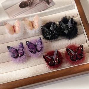 Boucles d'Oreilles Clous Papillon en Résine Douce avec Boule de Poils Fait à la Main Bijoux Animaux en Peluche pour Femmes Accessoires