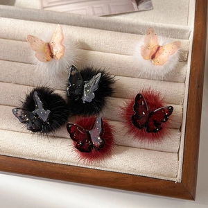 Détails de boucles d'oreilles papillon en résine avec paillettes et pompons en peluche