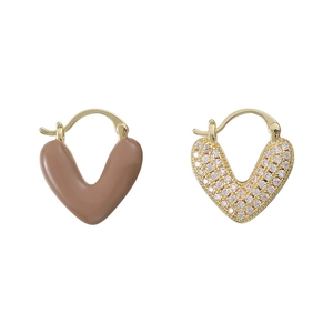 Boucles d'oreilles cœur en V asymétriques dorées avec émail marron et pierres de zircon