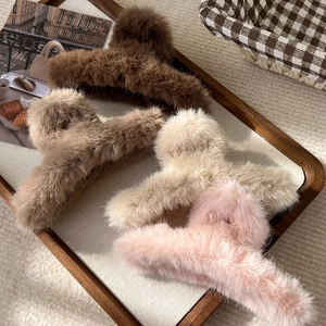 Lot de quatre pinces à cheveux en peluche douce aux couleurs automnales sur plateau