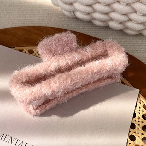Nahaufnahme der rosa Plüsch-Haarklammer mit flauschiger Kunstpelz-Textur für den Winter