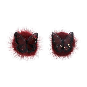 Boucles d'oreilles boules de fourrure bordeaux avec accents papillon en résine