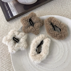 Plüsch-Haarspangen in Stern- und Ovalform in Beige und Braun für herbstliches Styling