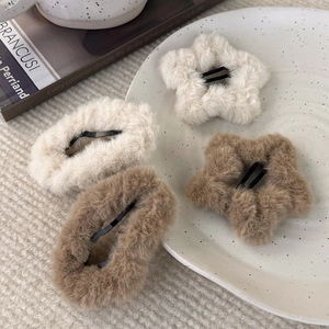 Plüsch Haarspangen Set mit Sternen und ovalen Formen in Beige und Braun für Damen