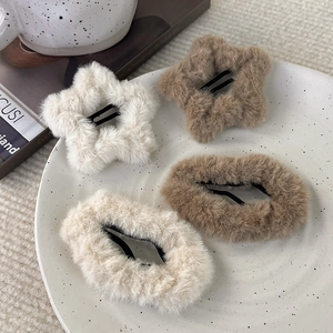 Flauschiges Set aus Stern- und ovalen Plüsch-Haarclips in Cremeweiß und Beige