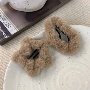 Detailansicht der flauschigen Stern-Haarspangen in Khaki aus weichem Plüschmaterial