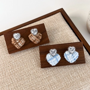 Elegant Heart Shaped Tweed Stud Earrings Coffee Plaid Fabric Copper Ear Post Rhinestone Inlaid Vintage Simple Women Jewelry