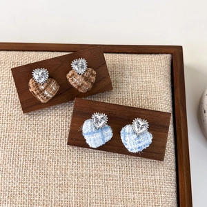Elegant heart-shaped tweed plaid earrings set with crystal rhinestones for women