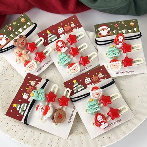 Set d'accessoires de Noël avec barrettes Père Noël et renne sur plateau blanc