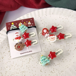 Détail de barrettes de Noël et élastiques avec figurines de Père Noël et renne en résine