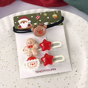 Vue détaillée d'accessoires de Noël avec élan, bonhomme de pain d'épices et Père Noël