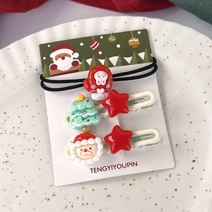 Détail de l'ensemble de barrettes de Noël avec motifs en résine sapin et Père Noël