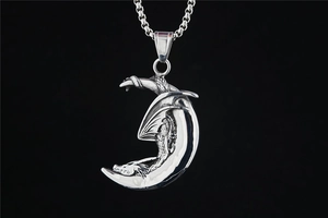 Vue détaillée du pendentif dragon lune en argent avec textures d'écailles et d'ailes fines