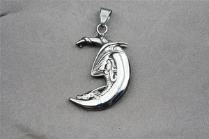 Détail d'un pendentif en acier titane argenté représentant un dragon entourant la lune
