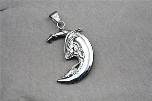Gros plan détaillé du pendentif lune et dragon vintage avec finition métal vieilli