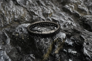 Détail macro du bracelet double couche en cuir et perles de pierre volcanique noire