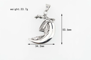 Pendentif dragon et lune avec dimensions de 50,6 mm de hauteur et un poids total de 33,7 g
