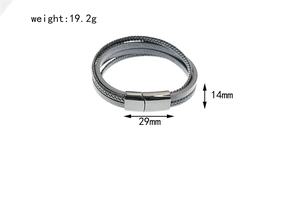 Détail d'un bracelet multicouche en cuir tressé gris foncé avec fermoir magnétique