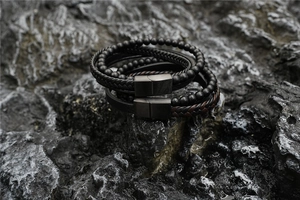 Dettaglio del bracciale multistrato in pelle intrecciata con pietra vulcanica e chiusure magnetiche