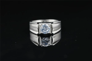 Vista macro de un anillo de moissanita cuadrado con acabado plateado y texturas finas