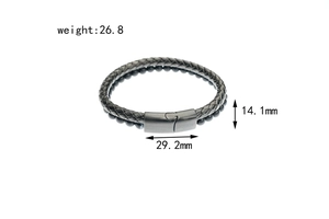 Détail du fermoir magnétique sur le bracelet double couche en cuir et perles volcaniques
